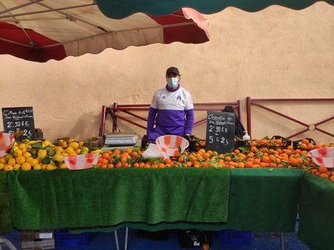 le marché du mardi à Oraison
